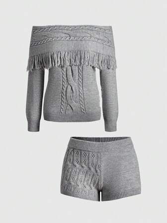 Ensemble 2 pièces pour femmes composé d'un pull à manches lanternes avec épaules dénudées et franges torsadées, et de mini-shorts taille très basse