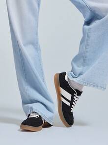 Solezae 女士圆头仿麂皮撞色条纹黑白橡胶底运动鞋 – 复古风格，舒适日常穿着 - 黑色 - 查看 4