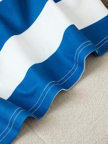 女童经典蓝白条纹短袖T恤+白色宽松长裤套装，清新撞色带来夏日清爽感，T恤上的小装饰增添细节，宽松版型兼顾舒适与休闲，适合日常外出或居家休闲，简约时尚的夏季穿搭之选。 - 藍色 - 查看 5