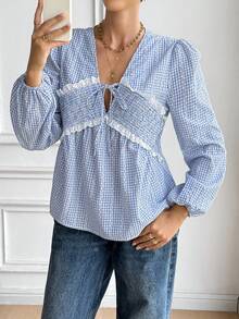 SHEIN Frenchy 女士法式休闲蓝色格子印花棉质系带长袖衬衫，春季，法式日常蓝色格子褶皱系带蕾丝边上衣，V领长袖甜美休闲衬衫，假日、海滩、情人节、春季，蓝白相间上衣，法式风格 - 淺藍色 - 查看 6