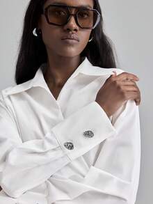 Ontre Áo sơ mi nữ chất liệu crepe thoải mái, cổ chữ V, thiết kế thắt eo bên hông, tay dài với điểm nhấn là cúc kim loại bất đối xứng, phong cách công sở thường ngày. - trắng - Xem 3