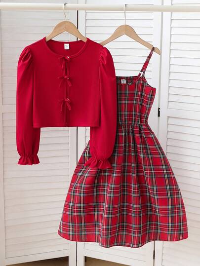 SHEIN Flickors 2-delat set: Ribbad kofta i tyg, fluga, knappar och puffärmar, i kombination med justerbar rutig midiklänning med strumpebandshållare och utsvängd kjol. Preppy Charm - Söt, livfull och elegant. Perfekt för vardagliga utflykter eller helgdagar, perfekt för hösten.