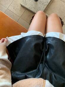 DAZY 女士抽绳腰带口袋PU撞色休闲短裤 - 黑色 - 查看 1