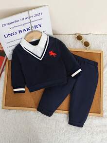 SHEIN 两件套复古英伦绅士风男婴套装，包括一件海军蓝拼接Polo领针织长袖卫衣，饰有时尚的红色刺绣骏马图案，搭配一条松紧腰休闲裤。适合春秋季节、生日派对、晚宴、演出、婚礼、一周岁生日庆祝、通勤、上学、日常穿着、返校季等场合。 - 寶藍色 - 查看 3