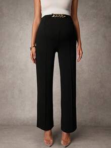 MaterniChic Pantaloni eleganti da donna in gravidanza con catena in metallo decorativa in vita, di colore unito - nero - Visualizzare 3