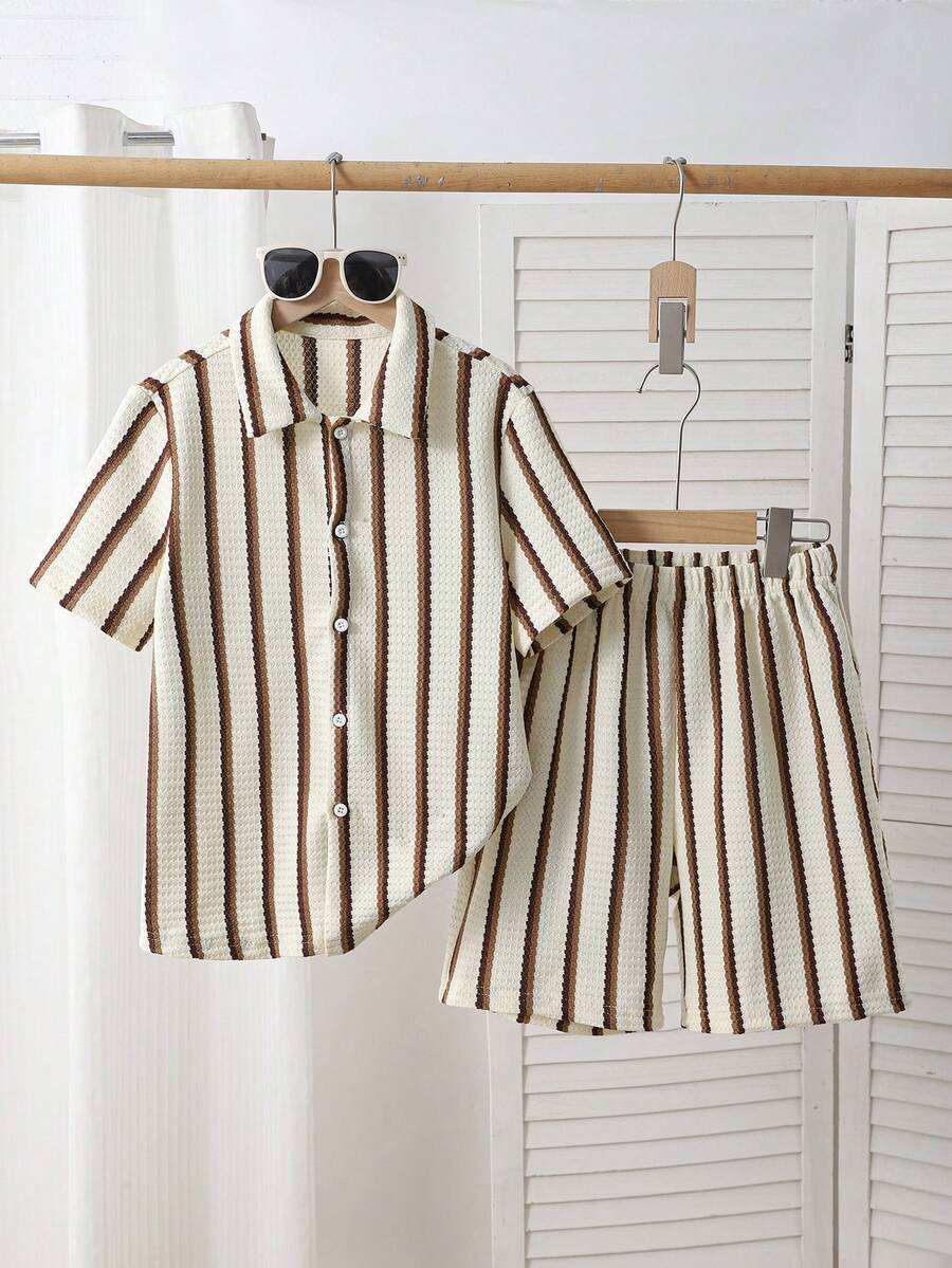 SHEIN Genkimix Kids 这款三件套男童竖条纹短袖衬衫和配套休闲短裤套装，采用混纺面料，亲肤透气。衬衫采用多色竖条纹设计，配有小翻领和短袖；短裤采用松紧腰带。休闲度假风，适合日常穿着、幼儿园、海滩旅行等场合。可整套穿着，也可分开搭配，打造阳光活力的儿童造型，时尚的返校装扮。