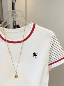 SHEIN Camiseta casual de manga corta con cuello redondo, talla grande, con estampado de caballero, parches y rayas para mujeres - Blanco - Ver 3