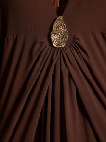 Radiana 大码女士优雅性感棕色V领茧型插肩袖雪纺连衣裙，前中褶裥装饰和金属纽扣装饰 - 棕色 - 查看 9