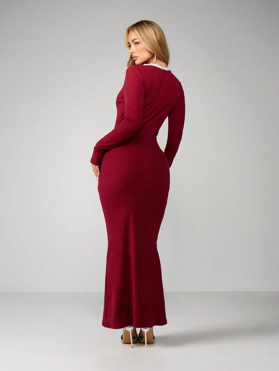 MISSGUIDED Burgunderrotes Maxikleid mit langen Ärmeln, tiefem Ausschnitt, Perlenspitzenbesatz, körperbetonter Schnitt, elegant für Abendanlässe, gerippter Strick für Herbst/Winter