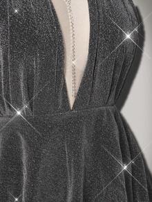 SHEIN ICON 大码女式深V领闪亮性感不对称下摆吊带连衣裙 - 銀色 - 查看 9