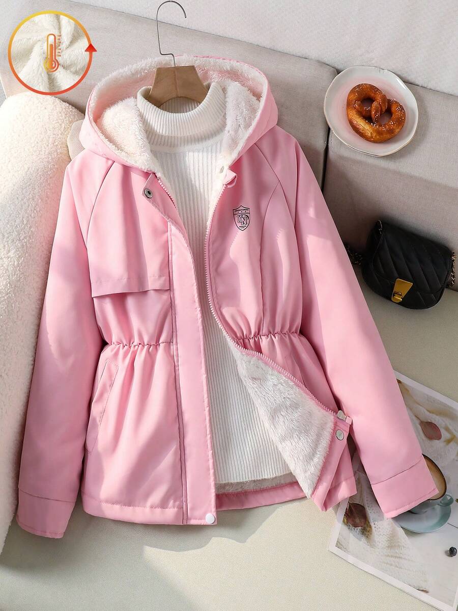 SHEIN 这款宽松休闲时尚连帽风衣外套专为青少年女孩设计,藏蓝色,饰有徽章,内衬保暖,宽松版型,适合秋季、春季和冬季穿着,可用于日常穿着、通勤、户外活动、上学、街头穿搭、派对和拍照等场合。 - 粉色 - 查看 1