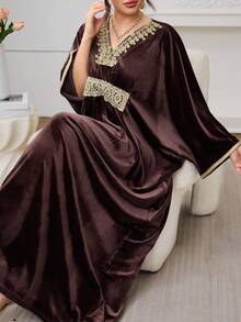 Al Najma 2025秋季新款天鹅绒宽松V领金线蕾丝边阿拉伯风格长袍，修身显瘦 - 咖啡棕 - 查看 4