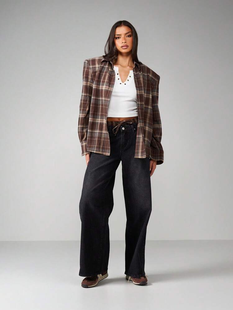 MISSGUIDED Jeans femme à jambes larges taille haute lavage foncé. Coupe droite classique à cinq poches. Style casual, inspiration vintage et rétro pour l'automne et l'hiver.