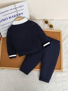 SHEIN 两件套复古英伦绅士风男婴套装，包括一件海军蓝拼接Polo领针织长袖卫衣，饰有时尚的红色刺绣骏马图案，搭配一条松紧腰休闲裤。适合春秋季节、生日派对、晚宴、演出、婚礼、一周岁生日庆祝、通勤、上学、日常穿着、返校季等场合。 - 寶藍色 - 查看 2