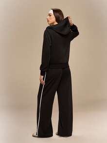 Hanevo 女士时尚休闲撞色刺绣连帽抽绳拉链宽松长袖卫衣搭配撞色弹力腰宽松直筒运动裤套装，适合日常、运动和休闲穿着。连帽裤套装两件套，舒适家居服套装，女士家居服套装 - 黑色 - 查看 2