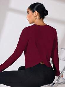 عنابي اللون