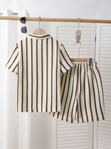 SHEIN Genkimix Kids 这款三件套男童竖条纹短袖衬衫和配套休闲短裤套装，采用混纺面料，亲肤透气。衬衫采用多色竖条纹设计，配有小翻领和短袖；短裤采用松紧腰带。休闲度假风，适合日常穿着、幼儿园、海滩旅行等场合。可整套穿着，也可分开搭配，打造阳光活力的儿童造型，时尚的返校装扮。