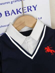 SHEIN 两件套复古英伦绅士风男婴套装，包括一件海军蓝拼接Polo领针织长袖卫衣，饰有时尚的红色刺绣骏马图案，搭配一条松紧腰休闲裤。适合春秋季节、生日派对、晚宴、演出、婚礼、一周岁生日庆祝、通勤、上学、日常穿着、返校季等场合。 - 寶藍色 - 查看 4