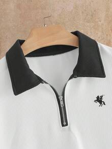 Manfinity VCAY 男士撞色骑士印花短袖休闲通勤 Polo 衫高尔夫球衫男士拉链 Polo 衫白色 Polo 衫男士白色 Polo 衫 - 白色 - 查看 7
