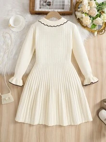 Elladie kids 这款优雅百搭的藏蓝色针织连衣裙，适合小女孩穿着，款式基础，柔软舒适。长袖翻领设计，领口饰有精美滚边，适合日常穿着及秋冬季节。 - 杏色 - 查看 2