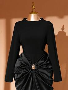 Rometta 大码女式圆领修身长袖金属纽扣缎面褶裥开衩连衣裙，适合派对、宴会、正式场合 - 黑色 - 查看 3