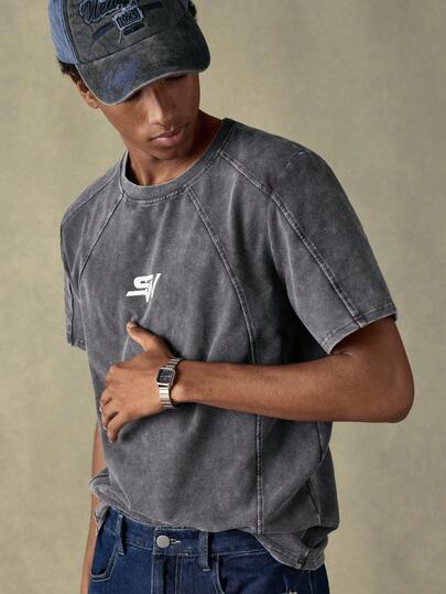 SWAVVY 男士标准尺码休闲黑色水洗短袖圆领T恤，带图案印花拼接