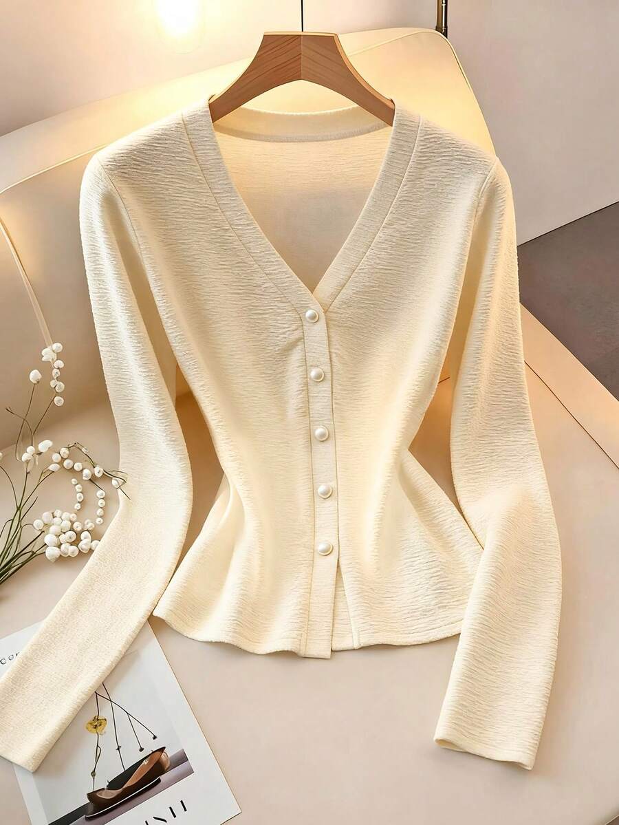 SHEIN Franclia 优雅通勤纯色长袖修身针织衫 白色开衫毛衣 女士白色开衫 带纽扣开衫 女士毛衣 优雅女士上衣 珍珠纽扣开衫 女士纽扣开衫毛衣 优雅女士上衣 白色长袖上衣 女士毛衣 女士上衣 优雅夏季女士开衫 罗纹衬衫 - 杏色 - 查看 1