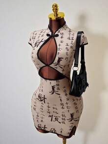 Mistrie 改良版中式旗袍，黑色书法印花，立领，纽扣闭合，镂空腰身设计，开衩，短款修身复古性感连衣裙 - 彩色 - 查看 3