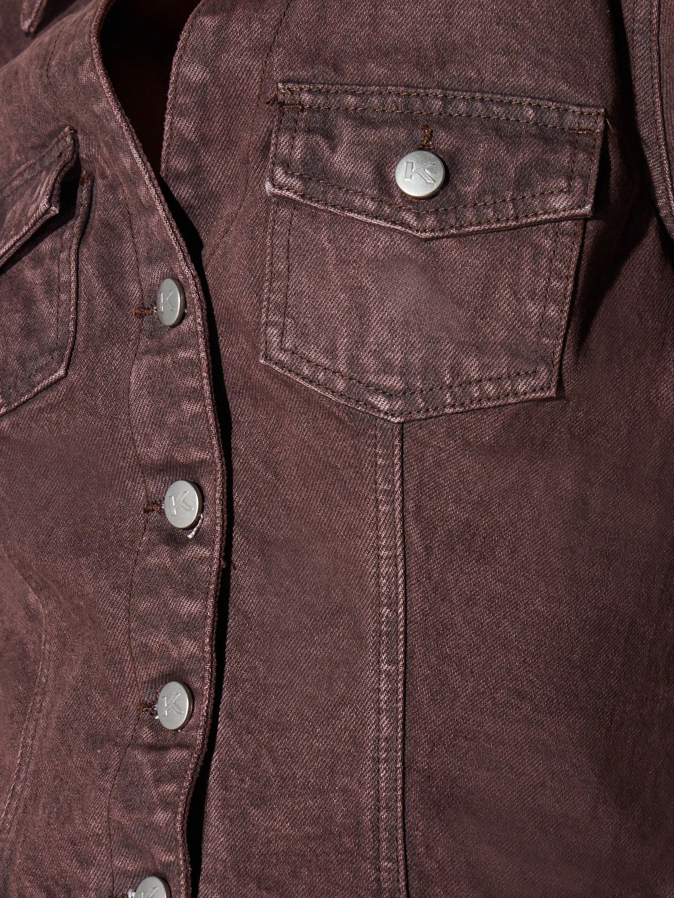 KIZN 가슴 포켓이 있는 핏 데님 버튼 프런트 셔츠