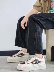 Zapatillas ligeras y transpirables de PU con puntera redonda y cordones para hombre, suela gruesa y diseño en bloques de color. Estas zapatillas informales para hombre presentan un diseño de puntera redonda con un patrón urbano único y una confección moderna, lo que las hace perfectas para la calle, el trabajo y el deporte. Esta edición limitada es un calzado deportivo casual versátil para skateboarding, ideal para hombres jóvenes. - Rojo - Ver 3