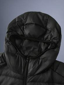 Driftmere 男士哑光黑色连帽羽绒服，都市时尚风格，绗缝亮面纹理可调节帽兜，适合城市漫步和夜间出行，绗缝缝线如同刀锋般锋利，亮面光泽在夜色中折射出清晰的边缘，隐藏式可调节帽扣，从霓虹闪烁的小巷到屋顶星空，勾勒出流畅酷炫的轮廓，搭配功能性运动裤和切尔西靴，与暗黑的都市节奏碰撞出火花，秋冬季保暖，运动户外，日常休闲运动外套 - 黑色 - 查看 3