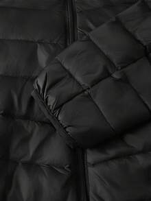 Driftmere 男士哑光黑色连帽羽绒服，都市时尚风格，绗缝亮面纹理可调节帽兜，适合城市漫步和夜间出行，绗缝缝线如同刀锋般锋利，亮面光泽在夜色中折射出清晰的边缘，隐藏式可调节帽扣，从霓虹闪烁的小巷到屋顶星空，勾勒出流畅酷炫的轮廓，搭配功能性运动裤和切尔西靴，与暗黑的都市节奏碰撞出火花，秋冬季保暖，运动户外，日常休闲运动外套 - 黑色 - 查看 5