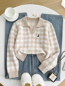 SHEIN Genkimix Kids 少女粉色V领长袖毛衣，优雅刺绣图案，舒适百搭的格子学院风女童夏季毛衣 - 卡其色 - 查看 1