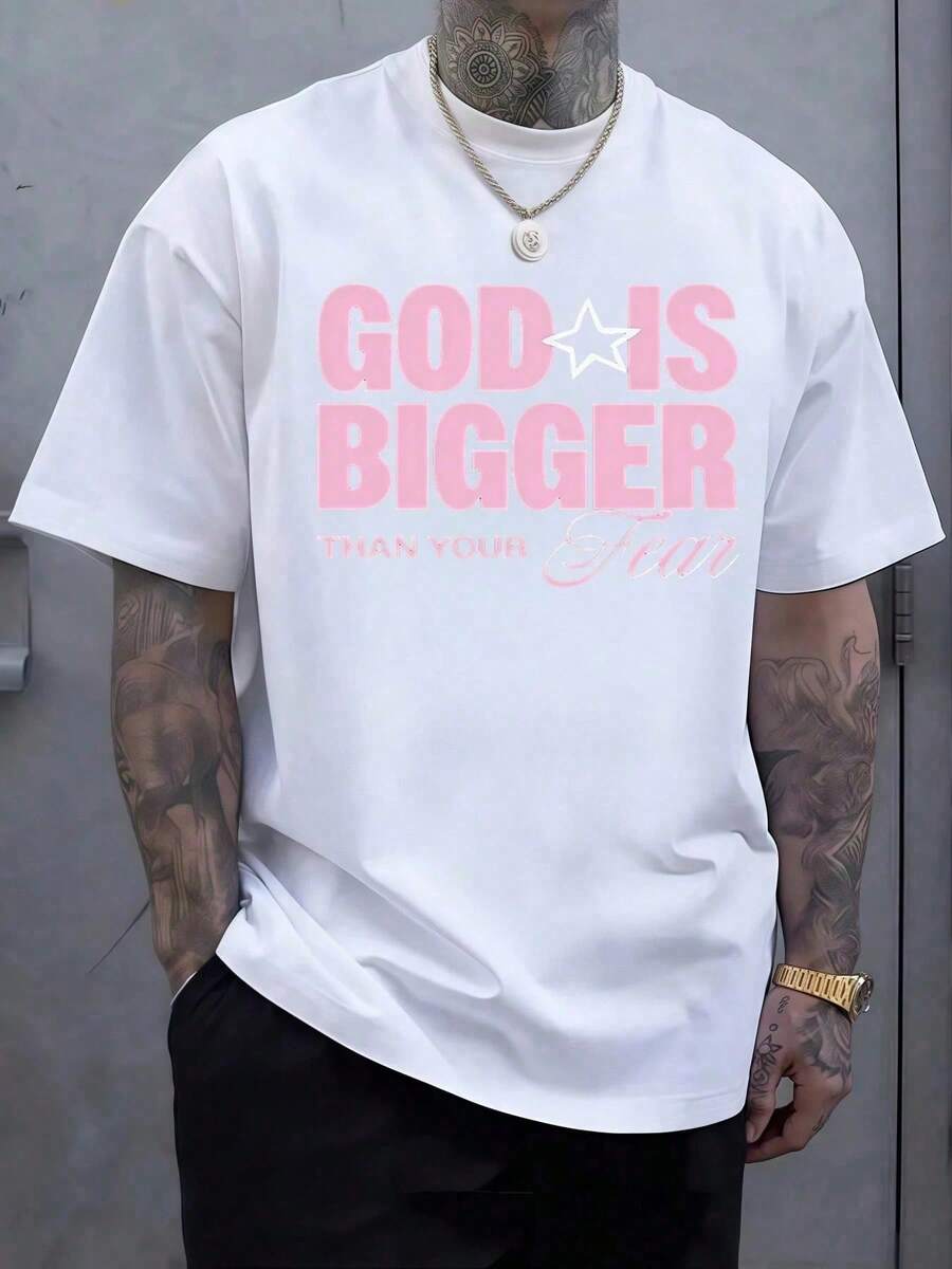 Camiseta casual para hombre con mensaje inspirador que declara que Dios es talla grande grande que el miedo, con letras en rosa oscuro y acento de estrella con tema de fe - Blanco - Ver 1