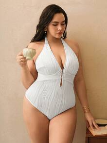 Swim Chiccia بدلة سباحة قطعة واحدة للنساء ذات لون أحادي ونسيج ملمس، ذات فتحة رقبة على شكل V وتصميم مخدود جريء، بأسلوب أنيق مناسب للشاطئ والعطلات - أبيض - مشاهدة 3