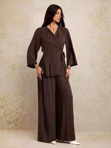 SHEIN Tall Nuevo lanzamiento de otoño/invierno 2025, estilo universitario, ropa casual diaria, vacaciones, playa, tomar el sol, ropa urbana, conjunto de 2 piezas de camisa estilo kimono de tela texturizada marrón oscuro y pantalones de pierna ancha