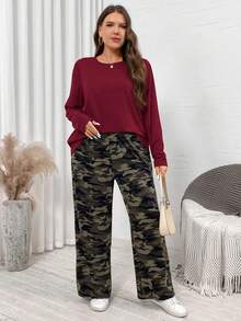 SHEIN LUNE 两件套加大码休闲纯色长袖上衣和迷彩印花长裤套装，春秋季日常休闲穿着，必备单品，迷彩印花两件套度假装 - 酒紅色 - 查看 6