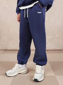 SUMWON 青少年男童运动圆领卫衣和慢跑裤套装，背面印有运动图案和纽约冠军队标志徽章，适合度假穿着。 - 藏蓝色 - 查看 5