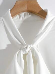 GlowEve CURVE Kurzarm Bluse in Große Größen mit großer Schleifenkragen, elegantes einfarbiges Trägertop mit Knopfleiste für Partywear - Weiss - Übersicht 4