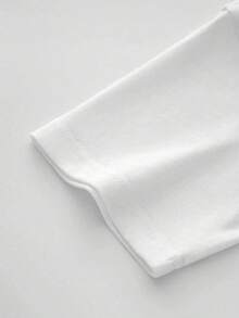 Camiseta casual  para hombre con mensaje inspirador que declara que Dios es talla grande grande que el miedo, con letras en rosa oscuro y acento de estrella con tema de fe - Blanco - Ver 7