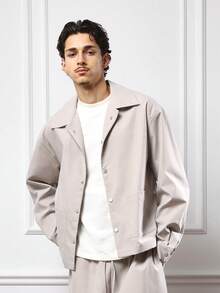 Bộ đồ thể thao SUMWON gồm áo sơ mi dáng ngắn, thoải mái, kiểu dáng rộng rãi, kèm quần ống đứng, chất liệu nhẹ, thời trang đường phố, thuộc bộ sưu tập Thu Đông. Màu trơn đơn giản. - Xám - Xem 5