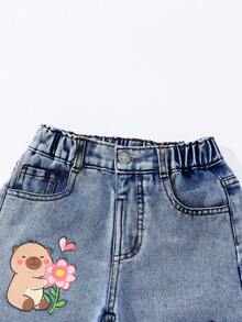SHEIN Playful Pals 女童水豚卡通印花直筒牛仔褲，開學季藍色水洗丹寧褲，高彈力腰頭，夏季牛仔女孩風 - 中等水洗藍 - 查看 4