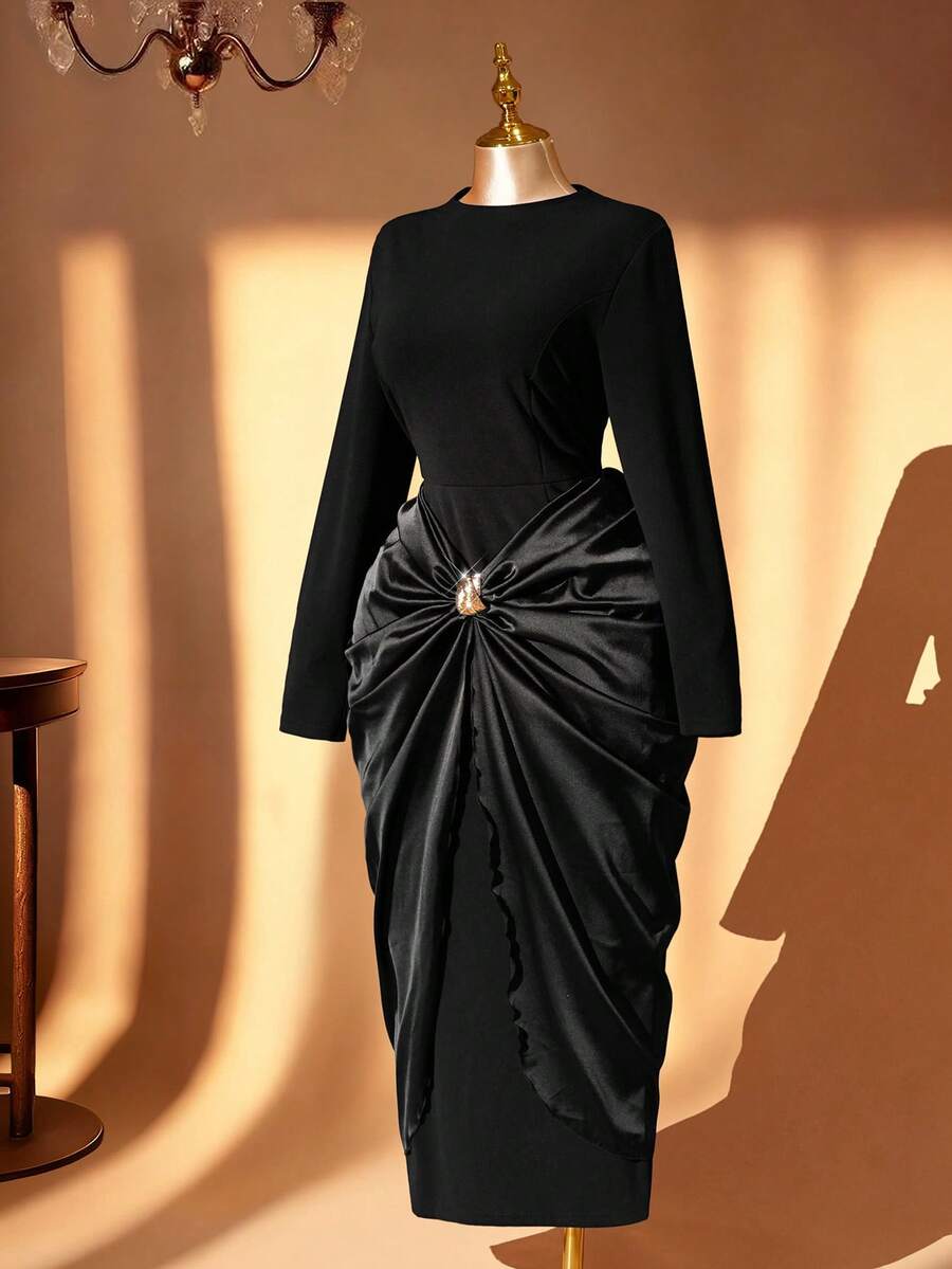 Rometta 大码女式圆领修身长袖金属纽扣缎面褶裥开衩连衣裙，适合派对、宴会、正式场合 - 黑色 - 查看 1