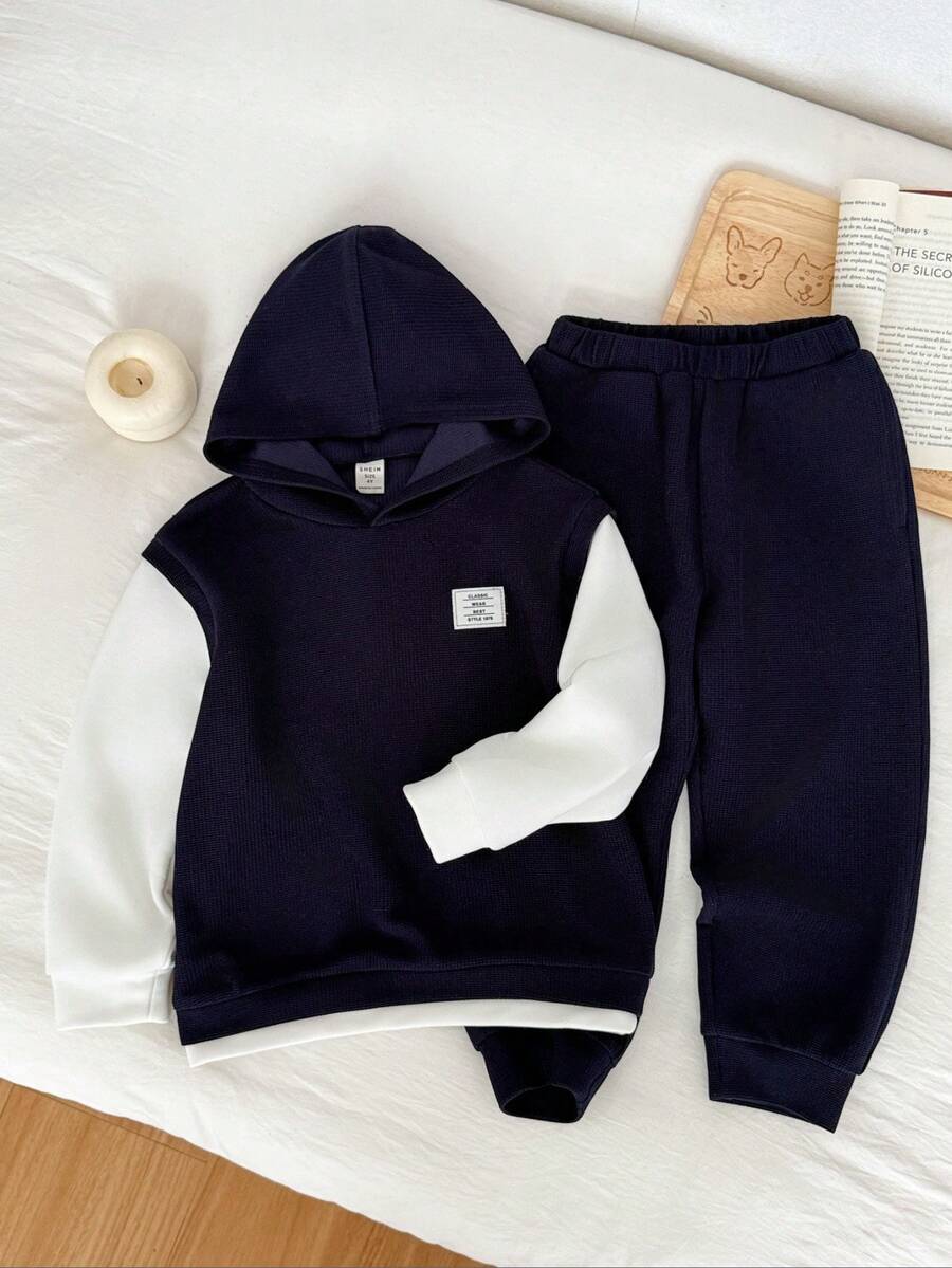 SHEIN 2 pièces Ensemble de style de mode de rue décontracté coréen pour jeunes garçons, avec Sweat-shirt à capuche gaufré et pantalon de survêtement à taille élastique unie. Convient pour la rentrée scolaire, les anniversaires, les baby-showers, les fêtes, l'automne/l'hiver