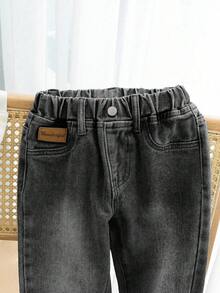 SHEIN Playful Pals Denimly 春夏新款男童宽松浅蓝色牛仔裤，弹性腰带设计，穿着舒适方便，搭配简单的T恤或衬衫，打造休闲时尚造型，另有卡通图案可选，增添活泼气息，是男童日常穿着的必备百搭单品，适合上学、户外活动、旅行、家庭活动、聚会等场合。 - 淺灰色 - 查看 3