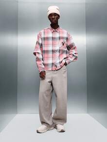 PLAYBOY X SUMWON 男士常规版型格子长袖法兰绒衬衫，带胸袋，图案细节为“自由玩耍”。 - 粉色 - 查看 3