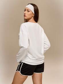 Hanevo Camiseta de manga larga con cuello en V, botones decorativos y patrón bordado de letras de unicolor informal para mujer - Blanco - Ver 2