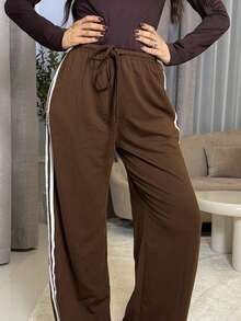 Milla Jasmine بنطلون سويت شيرت مرتب للسيدات بخطوط متباعدة وسحاب - بني - مشاهدة 3