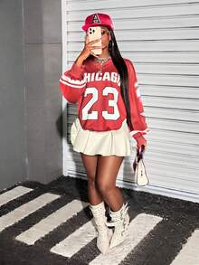 Slaydiva Nuevo suéter holgado de mujer con cuello en V, manga larga, hombros descubiertos, estampado digital de logotipo con eslogan, rayas blancas, ajuste suelto, color vino tinto, para otoño e invierno, regreso a la escuela, disfraces de Halloween, uso casual de negocios, salidas de mujeres, calientes de la calle, estilo retro casual, estilo escolar, estilo deportivo, para mujeres Y2k Streetwear - Burdeos - Ver 10