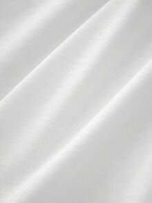 Camiseta casual  para hombre con mensaje inspirador que declara que Dios es talla grande grande que el miedo, con letras en rosa oscuro y acento de estrella con tema de fe - Blanco - Ver 4